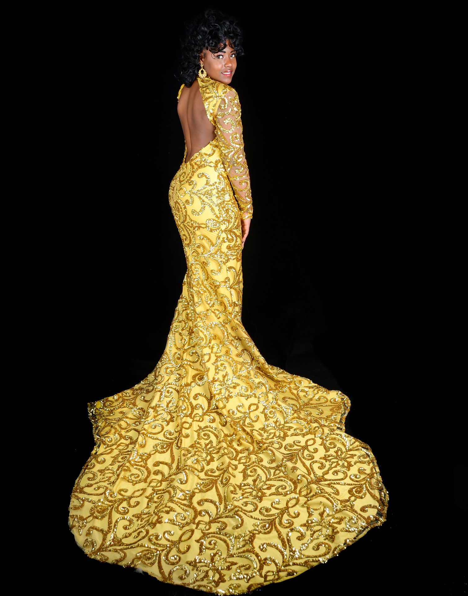 Zlaté extravagantní šaty 